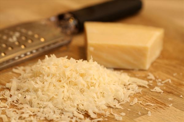 Pasta i rodfrugtepuré med parmesan