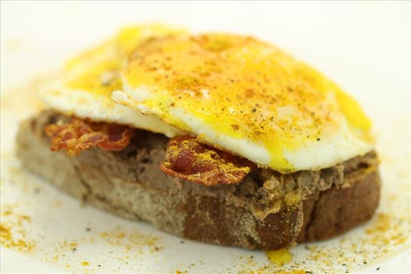 Smørrebrød med leverpostej og spejlæg