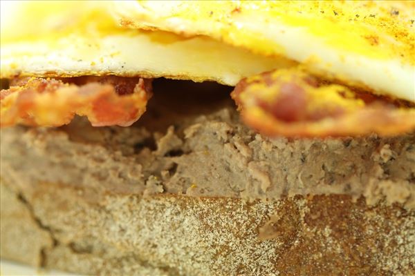 Smørrebrød med leverpostej og spejlæg