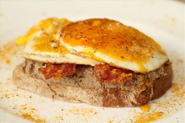 Smørrebrød med leverpostej og spejlæg