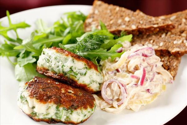 Fiskefrikadeller med løgkompot og ristet rugbrød