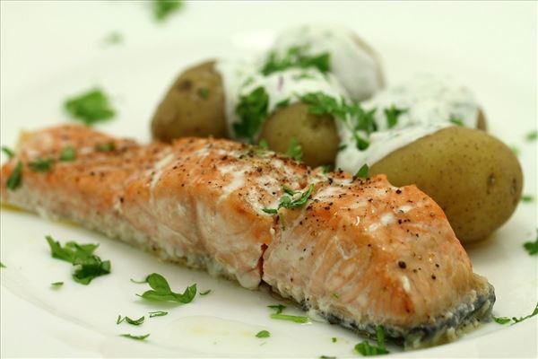 Laksesteak med kartofler og krydderurtedressing