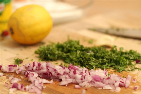 Laksesteak med kartofler og krydderurtedressing