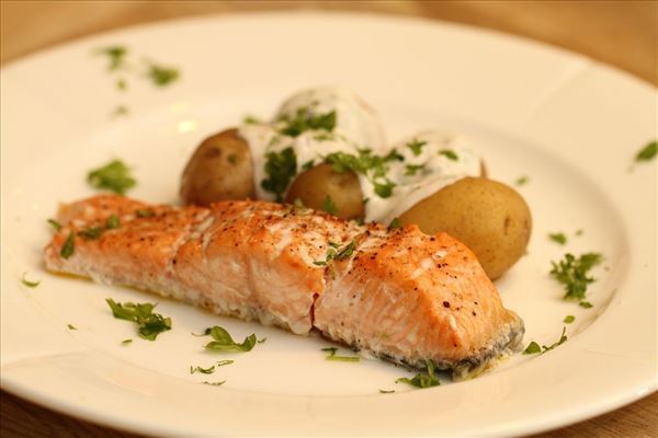 Laksesteak med kartofler og krydderurtedressing