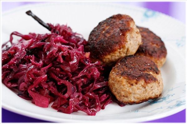 Frikadeller med hjemmelavet rødkål og rugbrød