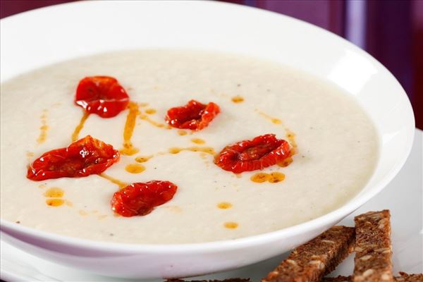 Blomkålssuppe med soltørrede tomater og rugbrød