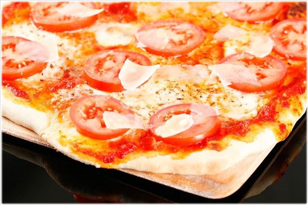 Pizza med frisk tomat og parmesan