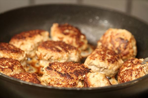 Frikadeller med rødkålsråkost