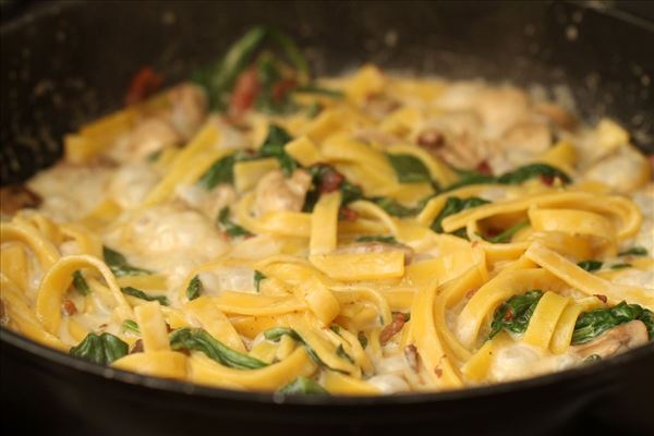 Frisk pasta med spinat, champignon og bacon