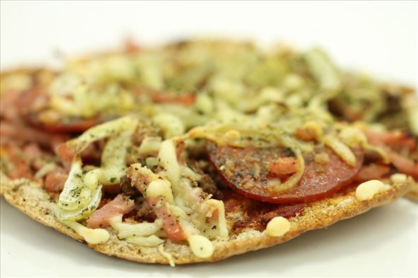 PitaPizza med skinke løg og pepperoni