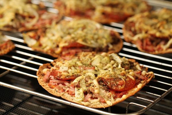 PitaPizza med skinke løg og pepperoni