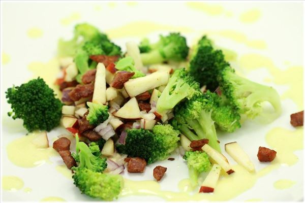 Broccoli-salat med bacon, æbler og rødløg