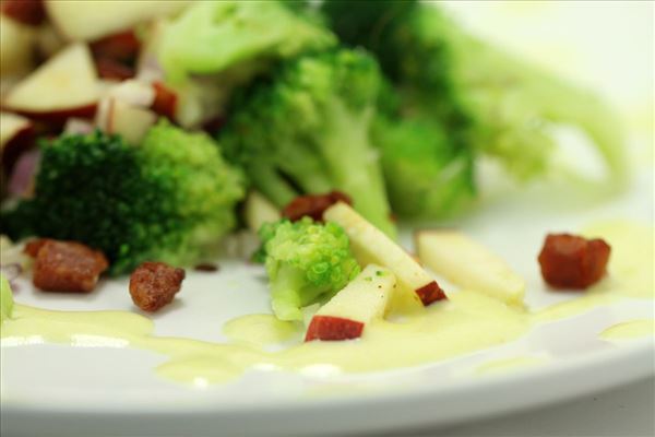 Broccoli-salat med bacon, æbler og rødløg