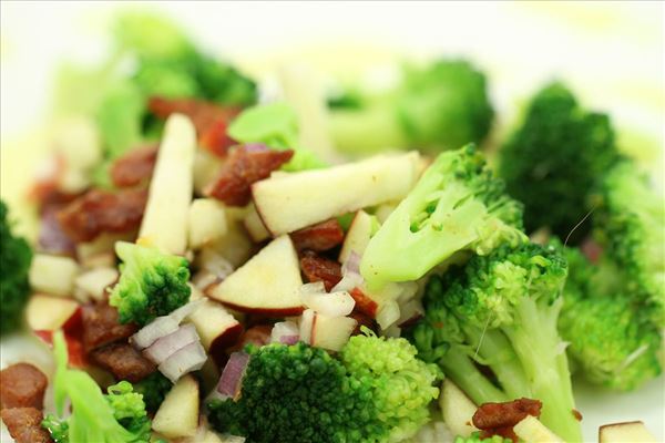 Broccoli-salat med bacon, æbler og rødløg