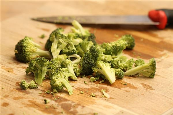 Broccoli-salat med bacon, æbler og rødløg