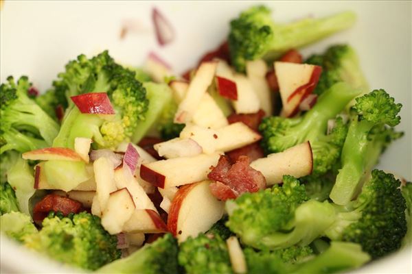 Broccoli-salat med bacon, æbler og rødløg