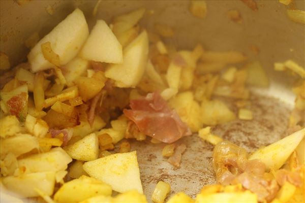 Kartoffel- jordskokke suppe med parmaskinke