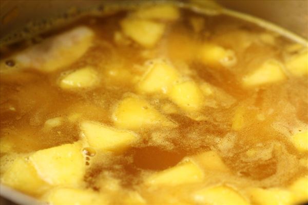 Kartoffel- jordskokke suppe med parmaskinke