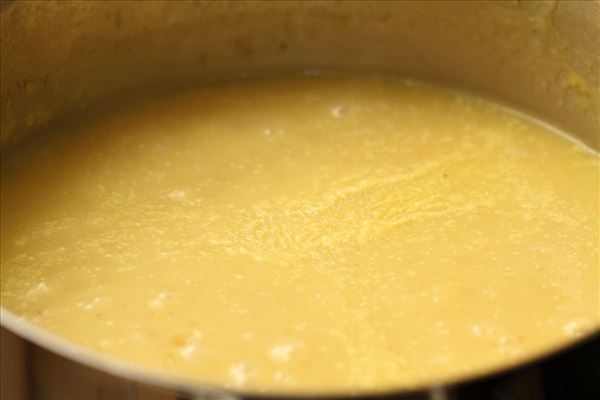 Kartoffel- jordskokke suppe med parmaskinke