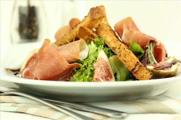 Salat med parmaskinke, figner og brødstænger