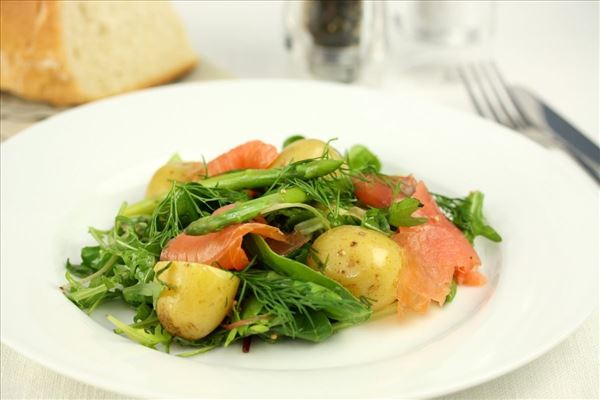 Salat med laks, asparges kartofler - Madopskrifter.nu