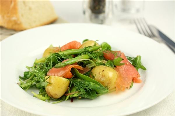 Salat med laks, asparges og kartofler