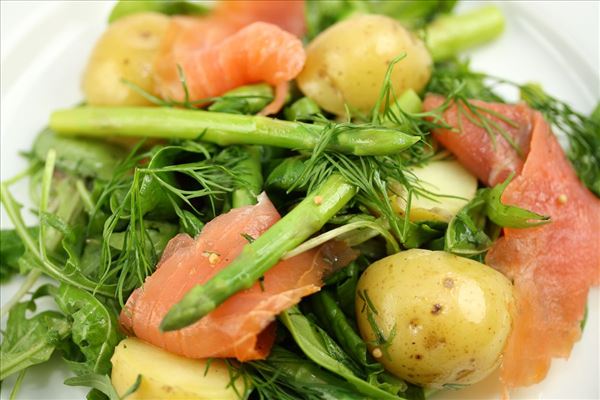 Salat med laks, asparges og kartofler