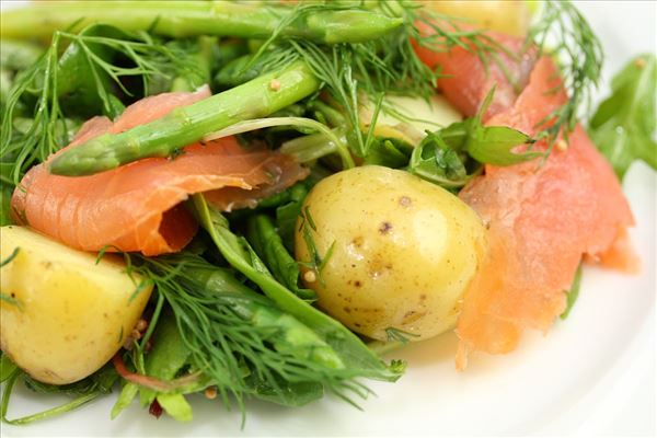 Salat med laks, asparges og kartofler