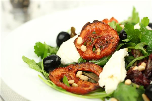 Salat med ovnstegte tomater og frisk mozzarella