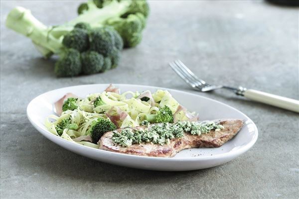 Skinkeschnitzler med feta-dild topping