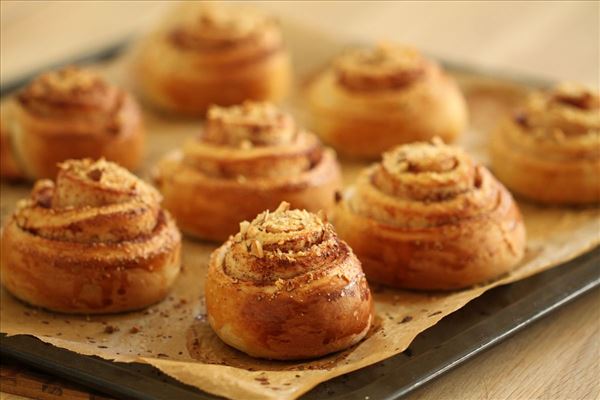 Kanelsnegle med mandler og rørsukker