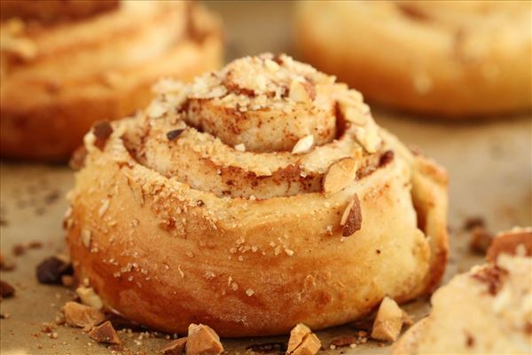 Kanelsnegle med mandler og rørsukker