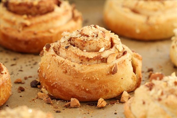 Kanelsnegle med mandler og rørsukker