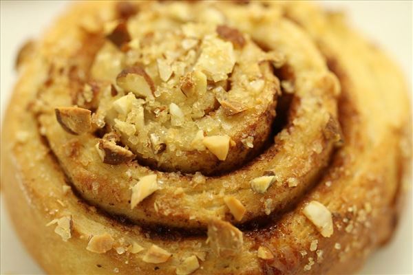 Kanelsnegle med mandler og rørsukker