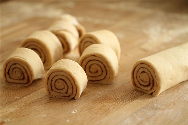 Kanelsnegle med mandler og rørsukker