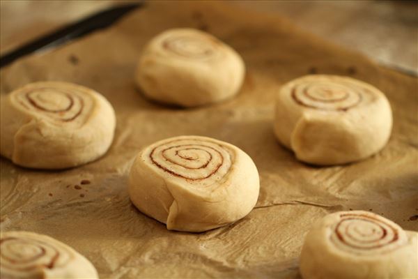 Kanelsnegle med mandler og rørsukker