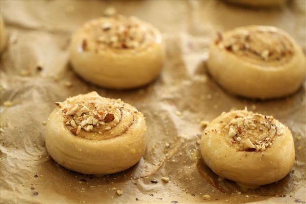 Kanelsnegle med mandler og rørsukker