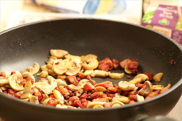 Spaghettiret i ovnen med bacon og skinke