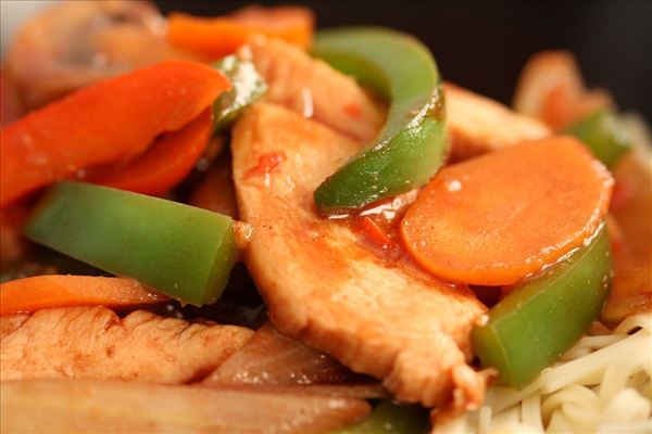 Stir fry med kylling og hoisinsauce