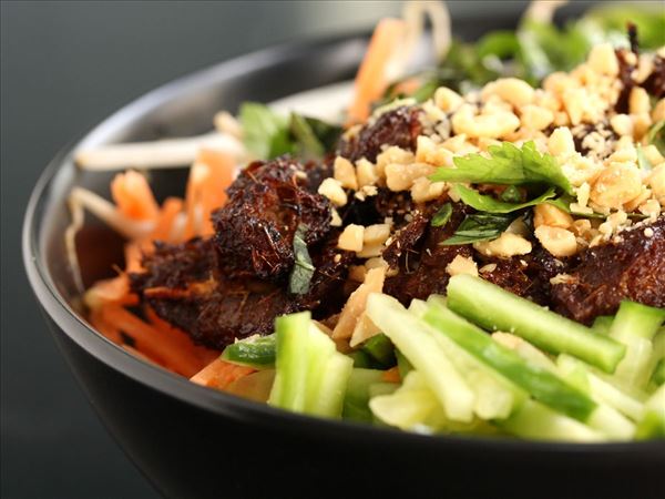 Vietnamesiske grillspyd med kold nudelsalat