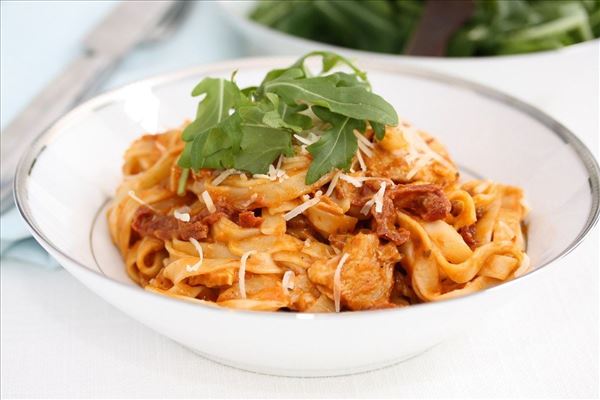 Pasta med kylling og rød pesto