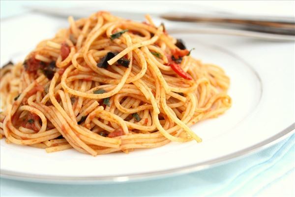 Spaghetti med ansjoser, oliven og kapers