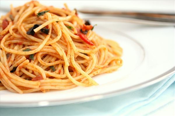 Spaghetti med ansjoser, oliven og kapers