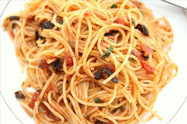 Spaghetti med ansjoser, oliven og kapers