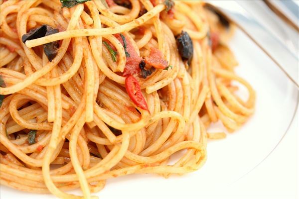 Spaghetti med ansjoser, oliven og kapers