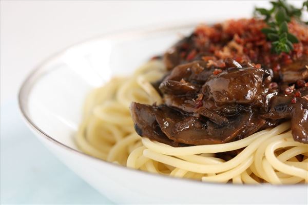 Spaghetti med svampesauce og sprød skinke