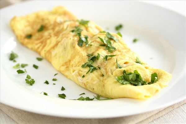 Omelet med skinke og ost