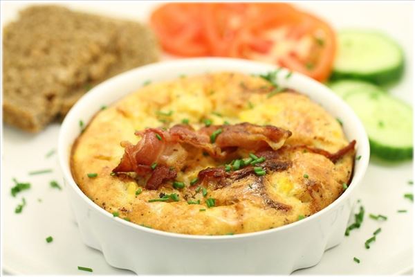 Omelet/æggekage i ovn med majs og bacon