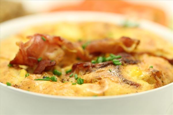 Omelet/æggekage i ovn med majs og bacon