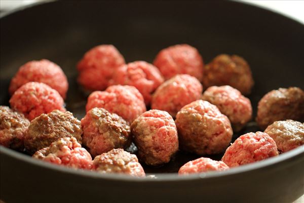 Stegte kødboller med pasta og tomatsauce